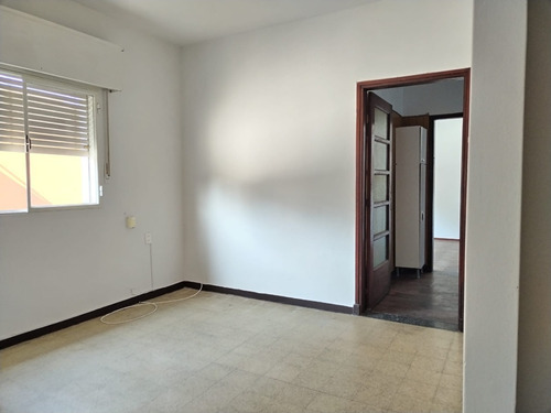 Atención Inversionistas!!!  2 Apartamentos En Un Mismo Padron, 1, De 2 Dormitorios, Li./com, Coc. C/oficce Y Baño.  Otro;  Liv/com, 1 Dorm, Kitchenette, Baño Y Lindo Patio!!! Documentacion En Regla