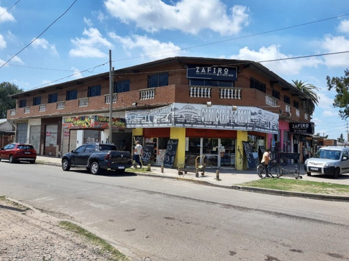 Imagen 1 de 11 de Excelente Salón En Esquina