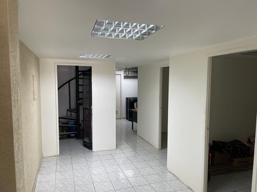 Imagen 5 de 11 de Oficina En Alquiler, Frente Plaza Bolivar De Naguanagua. C.c. El Hatillo. Nereida Rosales