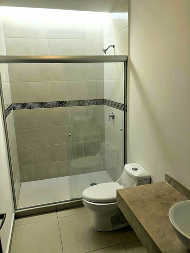 Imagen 15 de 21 de Se Vende Casa En El Refugio, Alberca, Frente Al Parque, Segu