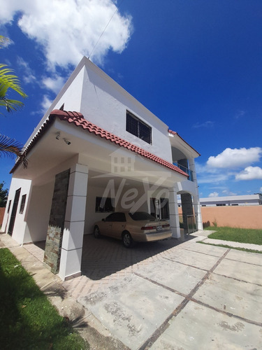 Imagen 12 de 20 de Casa De Dos Niveles En Proyecto Cerrado, Con Un Patio Trasero Grande Y Espacio Frontal Para Jardinería (jpc-215)