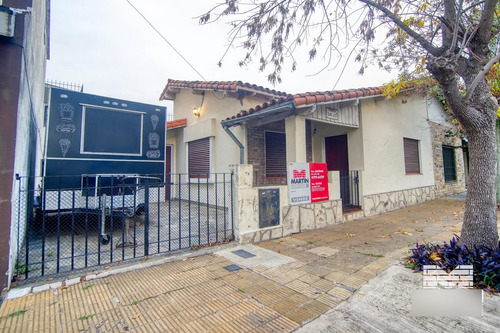 Casa En 1 Planta 3 Ambientes Con Cochera Y Patio. Cerca De La Plaza De Martínez.