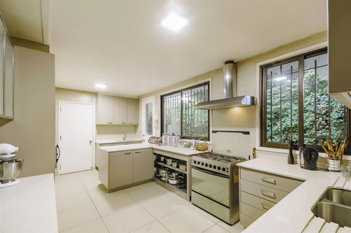 Casa En Venta De 5 Dorm. En Las Condes