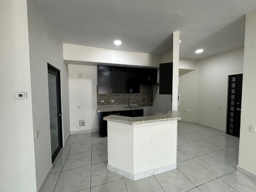Amplio Departamento, Con Privilegiada Ubicacion Sobre Ave. Lazaro Cardenas En Monterrey