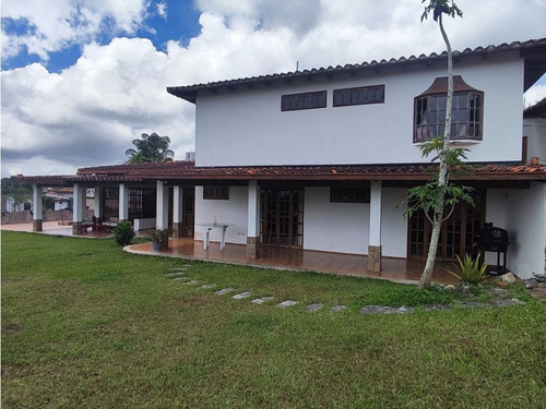 Casa En Venta En La Lagunita Con JardÃn En Calle Cerrada