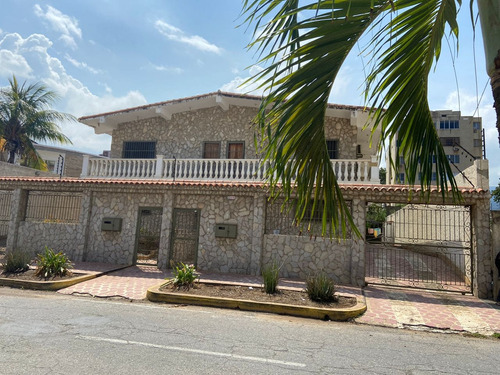 Se Vende Casa 450m2 3h+s/ 3b/ 8pe Playa Grande