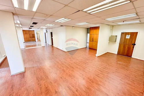 Amplia Oficina En Arriendo 409 M2