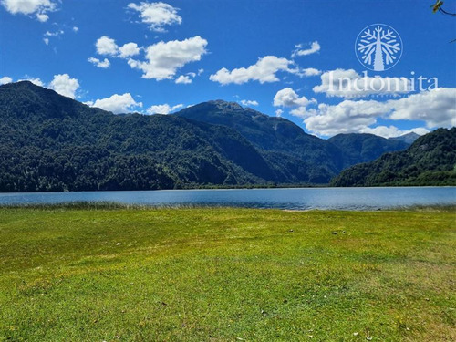 Fundo Con Orilla De Lago Cayetué En Ralun