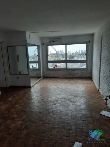 Vendo Apartamento 3 Dormitorios En El Centro De Maldonado, Piso Alto.