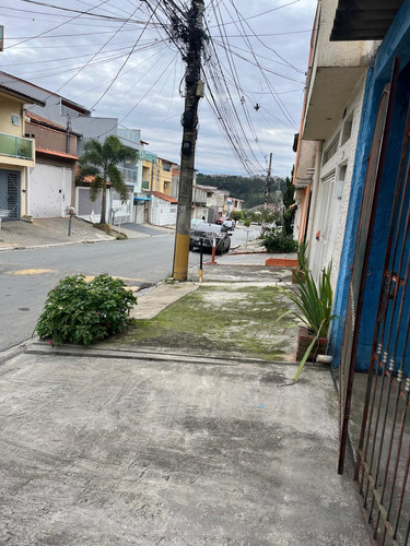 Casa Com 01 Suíte, Cozinha, 01 Banheiro Social E Lavanderia