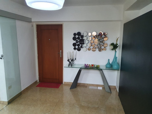 Se Vende Penthouse, De 3 Niveles Con Hermosa Vista En Edificio Ubicado En Una De Las Mejores Zonas De Valencia, Urbanización El Parral, Residencias Le Parc Suites. Código: Ela-019. Luz Coelho.