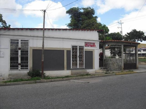 Dennymar Barreto Vende Casa Con Fines Comerciales Y Residenciales, Ubicada En Avenida  De Alto Fluido Vehicular Y Peatonal De Cabudare, La Misma Consta De Dos Locales Operativos.#22-22670