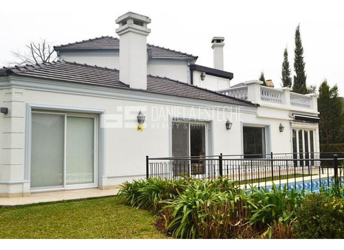 Daniela Esteche. Realty & Home. Ayres De Pilar. Casa Estilo Neoclásica.