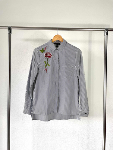 Camisa New Look A Rayas Blanca Y Negra Bordada Con Flores