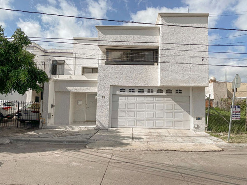 Casa Amplia En Venta Con Recámara En Planta Baja En Querétaro