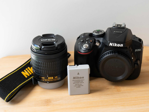 Nikon D5300 Cuerpo + Accesorios