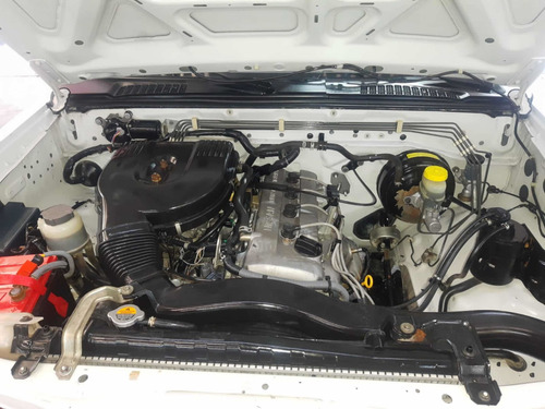 Imagen 9 de 9 de Nissan Np300 2.4 Chasis Std 5 Vel 2013