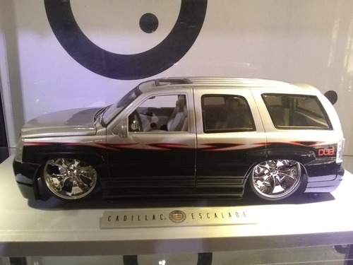 Imagen 7 de 9 de Carro A Escala 1/18 Camioneta Navigators Marca Jada
