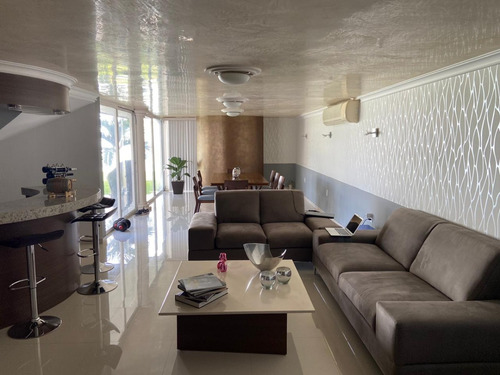 Residencia En Venta En Costa De Oro, Alberca, Jardín, Cochera Para 5 Autos.