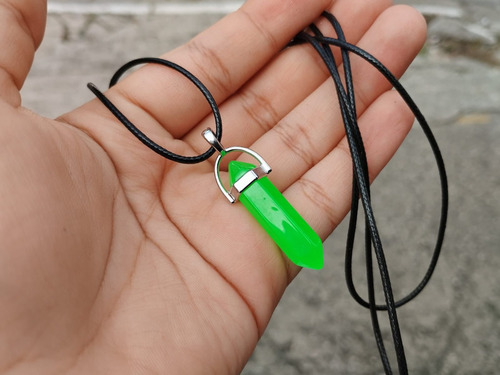 Colar Obelisco Verde Neon Palmeiras Brilha No Escuro Cordão