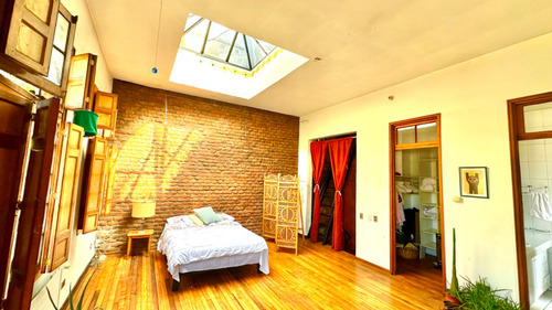 Casa Tres Niveles Barrio Histórico Doble Altura Muy Luminosa
