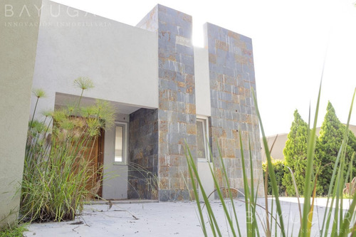 Venta - Casa En Los Alcanfores - Bayugar Negocios Inmobiliarios