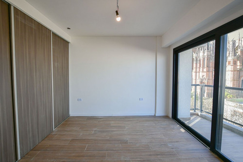 Semipiso De Dos Dormitorios, Balcon Y Cochera.