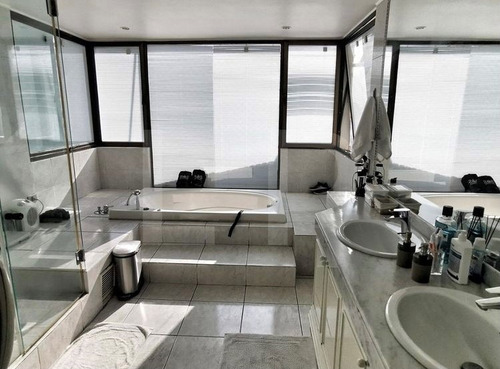 Imagen 7 de 24 de Gran Departamento En Las Condes - Calle Muy Tranquila