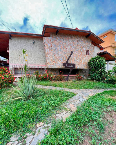 Se Vende!!! Amplia Casa En La Urbanización Andrés Bello Maracay Aragua