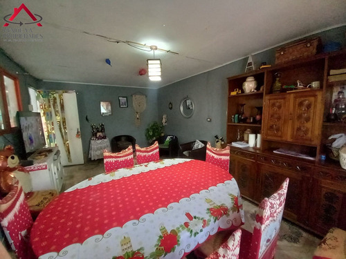 Se Vende Amplia Casa Regularizada En Población 1° De Mayo