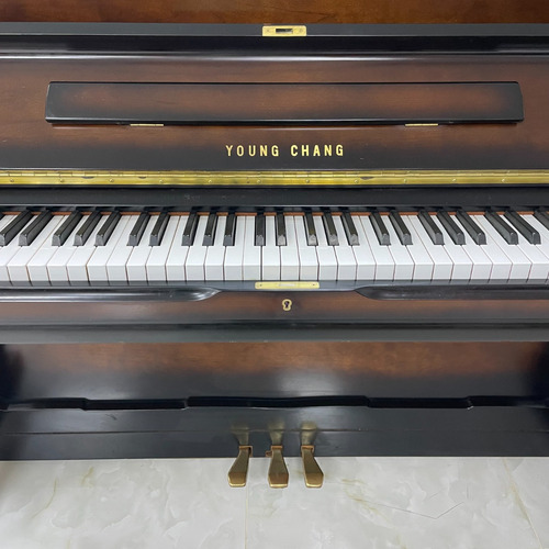 Piano Vertical Marca Young Chang Modelo U121 Color Zumburst Marrón Oscuro (Usado)
