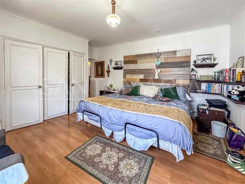 Departamento En Venta De 5 Dorm. En Concepción