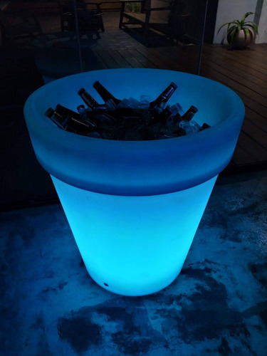 Imagen 9 de 10 de Alquiler Living - Juego De Living - Puff Led - Champañeras