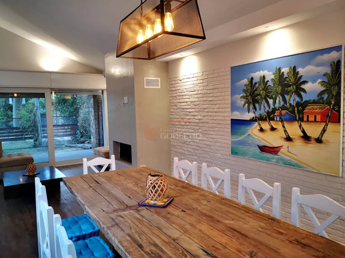 Casa En Alquiler De Verano En Punta Del Este, Zona Playa Mansa Con Parrillero Y Piscina, 5 Dormitorios