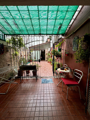 Duplex En Excelente Estado Sobre Calle Medina, Caseros Centro