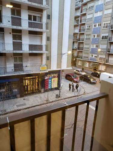 Imagen 2 de 11 de Ambiente Con Balcón A La Calle