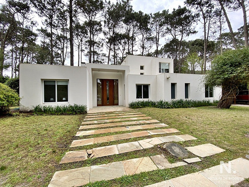 Casa En Venta E De 5 Dormitorios En La Barra , Punta Del Este , Maldonado 