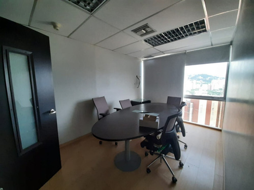 Imagen 9 de 17 de Plaza Venezuela Oficina Remodelada Y Con Muebles En Alquiler. Canon: 600 Cerca Del Metro 119m2 +6 Ofc Privadas, Sala Conferencia, Cocina, 2 Baños Y Más.