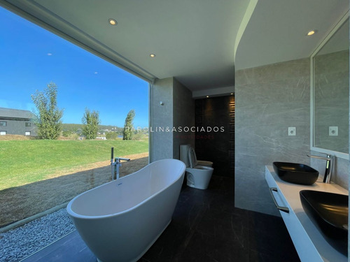 Imagen 20 de 30 de Venta De Espectacular Casa De 4 Dormitorios En Pueblo Mio