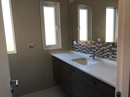 Preciosa Casa En Condominio Privado De Concón.