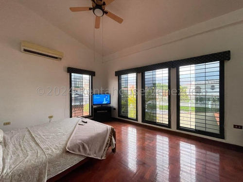 Casa En Venta Maracay Urb Andres Bello Con Piscina Y Parrillera En Buenas Condiciones Zona Norte Kg:24-24527