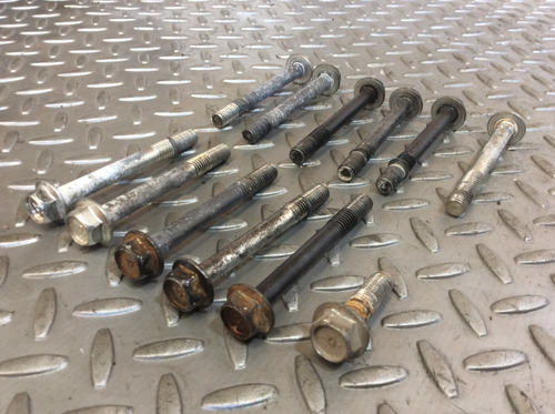 Tornillos Exteriores Base Bancada Altima 2.5 Aut Mod 07-12 (Usado)