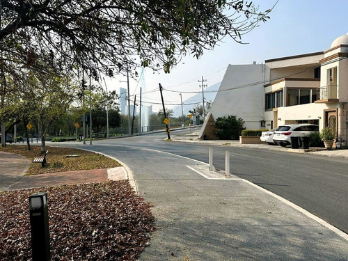 Oficina Renta 28 M2, Col. Fuentes Del Valle
