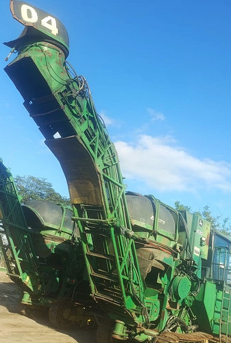 Colhedora John Deere Modelo 3520 - Ano 2011