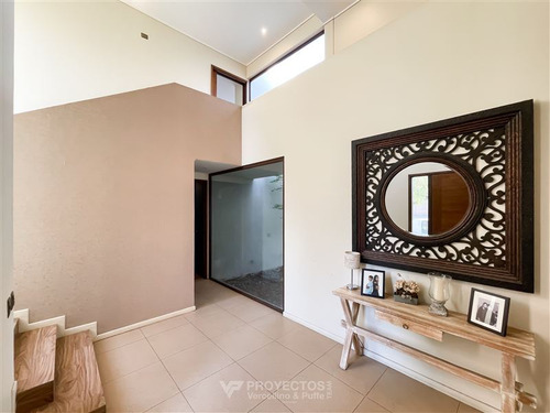 Casa En Venta De 5 Dorm. En Colina