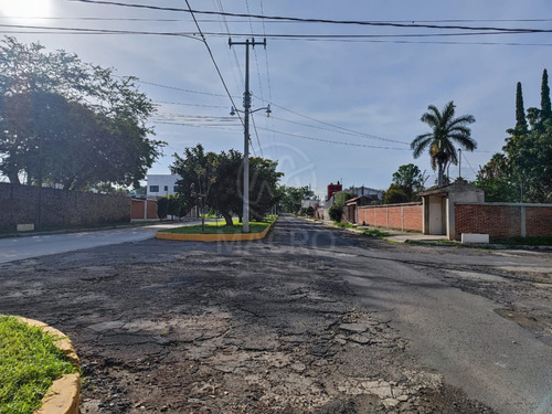 Casa En Venta En Fracc. Brisas De Cuautla De Un Nivel Con Alberca.