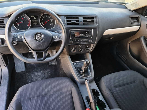 Imagen 11 de 14 de Volkswagen Jetta 2017 2.5 Trendline Mt