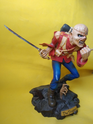 Iron Maiden The Trooper Eddie Figurines 12 Mega Raro Certif (Usado)