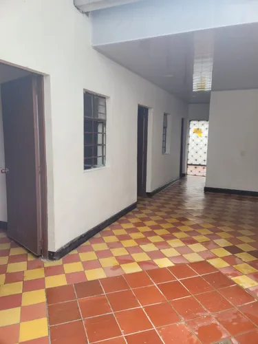 Casa Remodelada Tiene Un Cuarto Que Sirve Como Local O Habitación Con Baño Privado