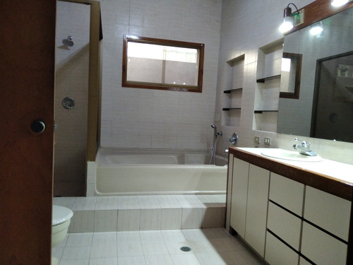 Mh Casa En Venta Ubicada Guaparo Piscina Calle Cerrada Con Vigilancia 670mts2